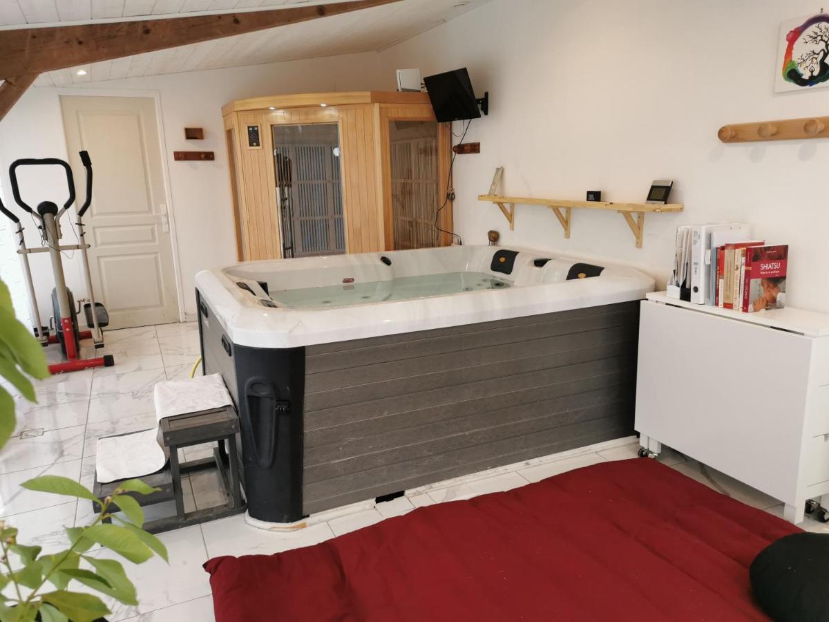 Logis Des Douves Bed and Breakfast Tiffauges Εξωτερικό φωτογραφία