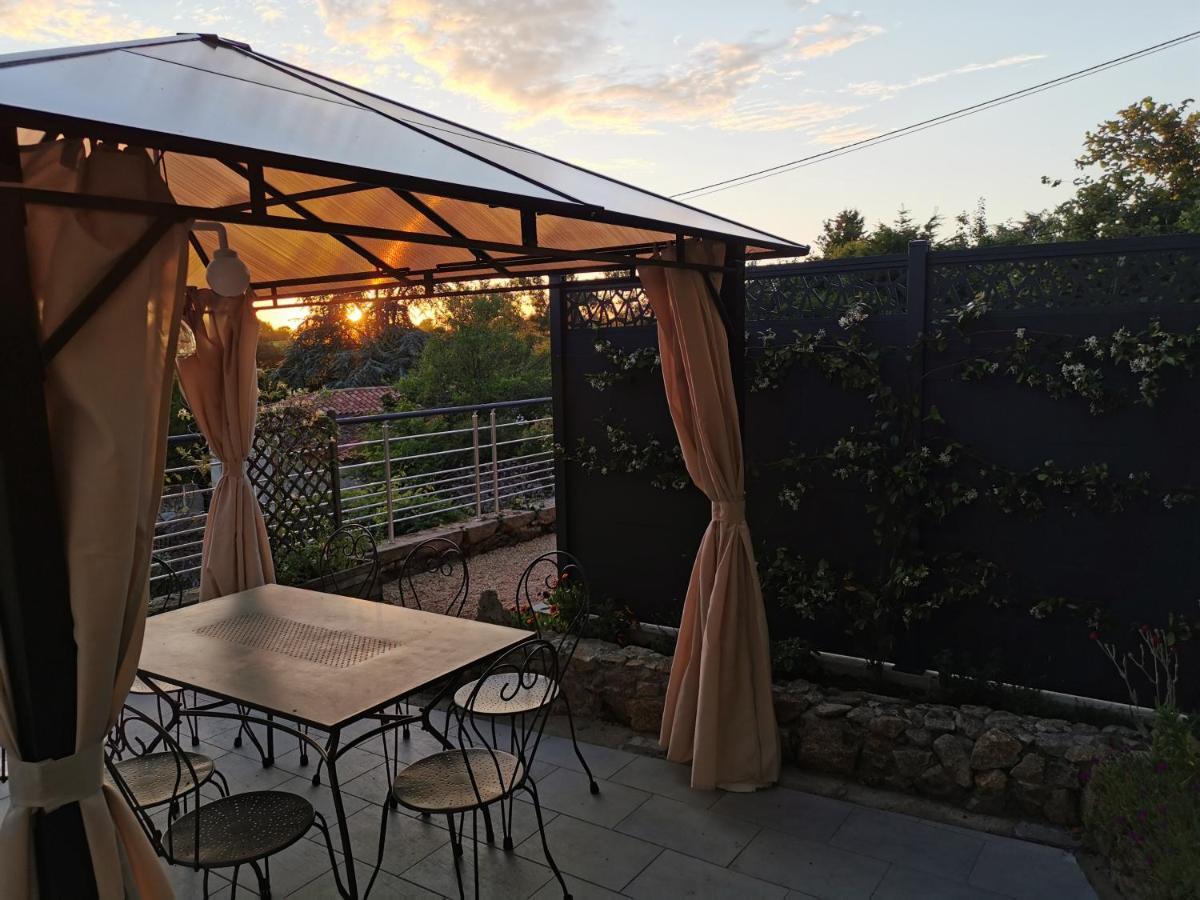 Logis Des Douves Bed and Breakfast Tiffauges Εξωτερικό φωτογραφία